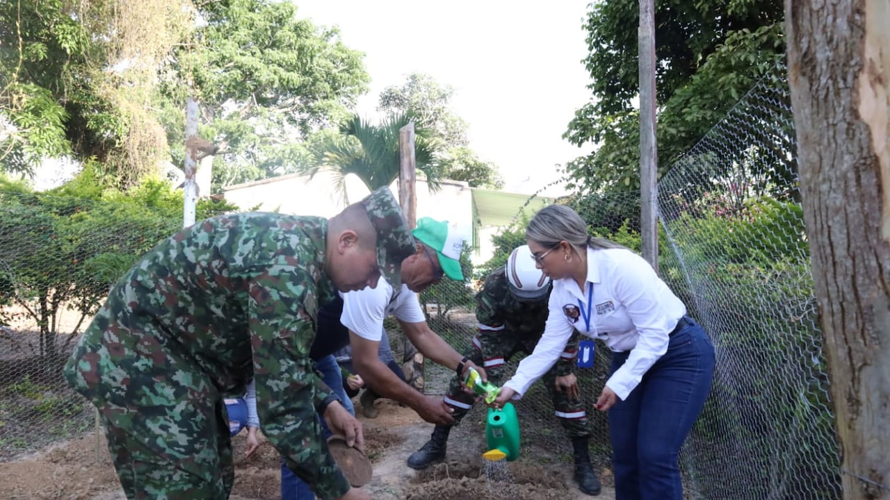 El Ejército Nacional, el programa Fe en Colombia y la Alcaldía de Lebrija, en Santander, construyeron una huerta comunitaria que beneficiará a aproximadamente 30 familias rurales.