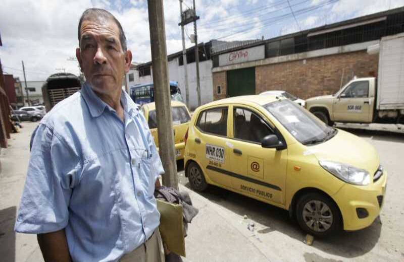 Luis José Porras, un taxista de 61 años, espera a que pasen los 10 días para retirar su carro de las calles. Foto: Carlos Julio Martínez / SEMANA..