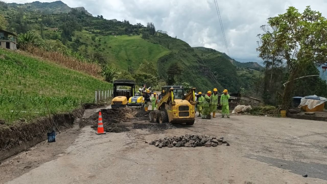 Así avanzan los trabajos de adecuación de carreteable de la vía antigua entre el k18+340 y el k18+980 para la conformación de la variante. Foto: ANI / El País.