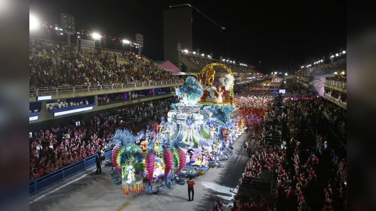 Miembros de la escuela de samba Estacio de Sa durante el espectáculo del Grupo Access en el segundo día del Carnaval de Río de Janeiro 2022 en el Sambódromo Marques de Sapucai el 22 de abril de 2022 en Río de Janeiro, Brasil. Foto: Wagner Meier/Getty Images.