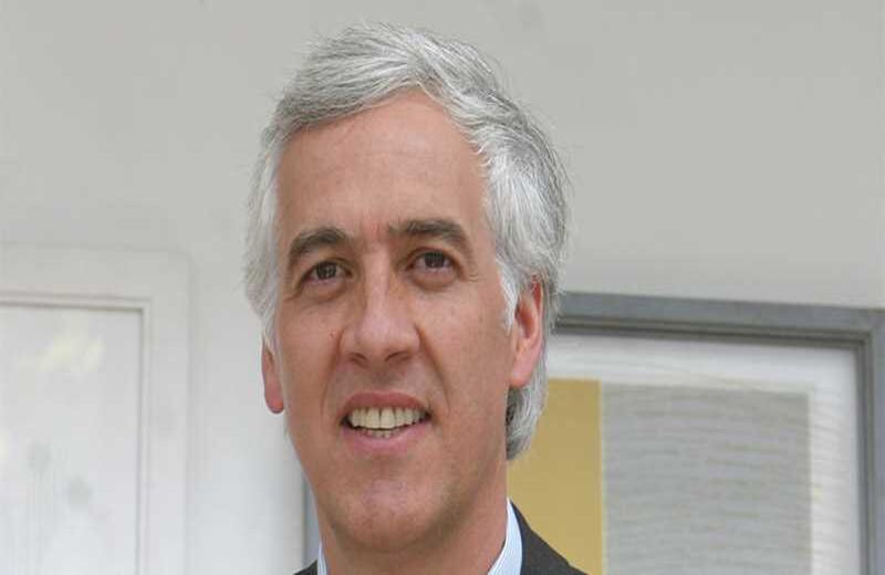 En una ocasión, la periodista María Isabel Rueda le preguntó si era cierto que era un títere al que controlaba la politiquería de Ernesto Samper, Horacio Serpa y el senador Jaime Dussán. Él respondió: “A mí no me controla nadie”.