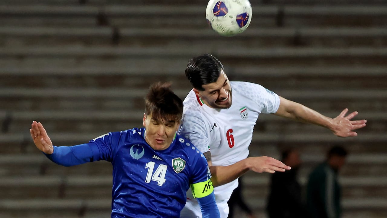 Selección de Irán en su duelo ante Uzbekistán