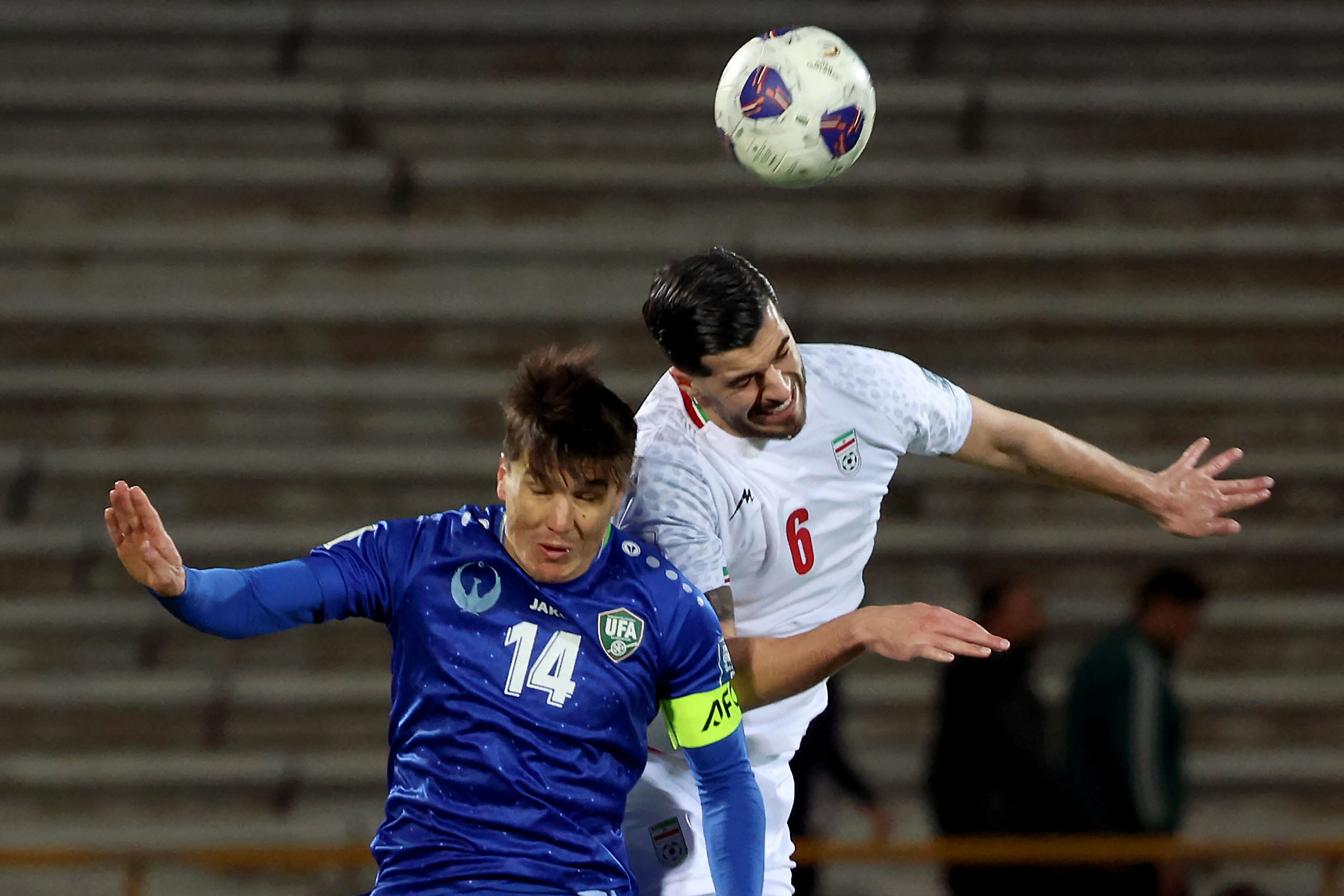 Selección de Irán en su duelo ante Uzbekistán
