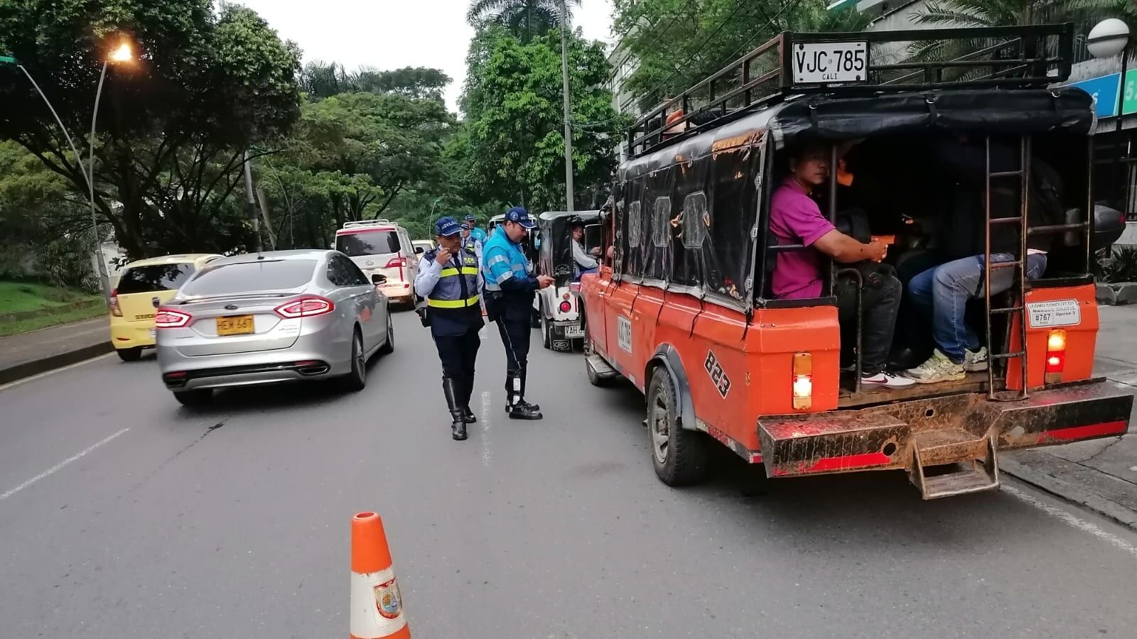 Movilidad Cali realizó operativos de control a vehículos tipo guala.