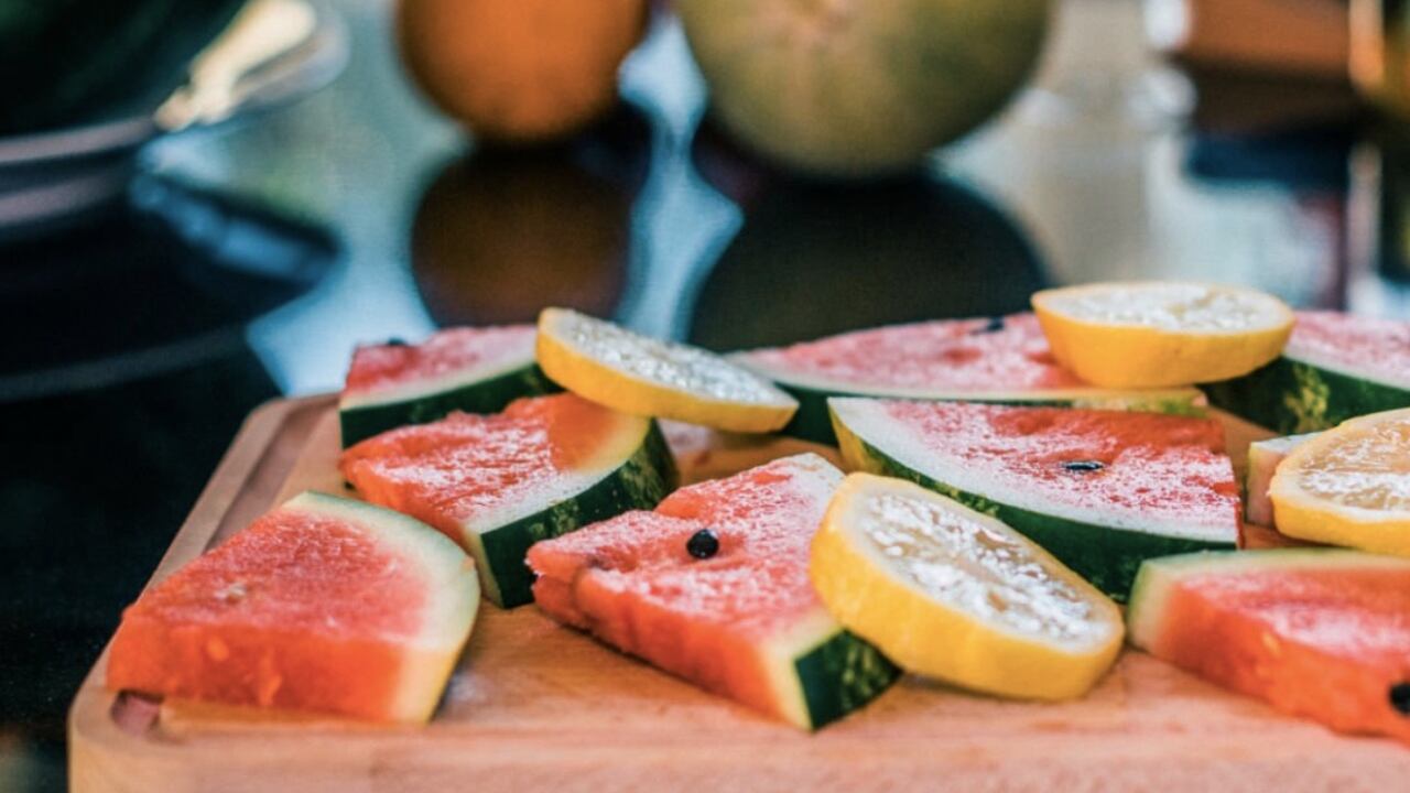 La sandía contiene altos niveles de vitamina C, que estimula la producción de colágeno.