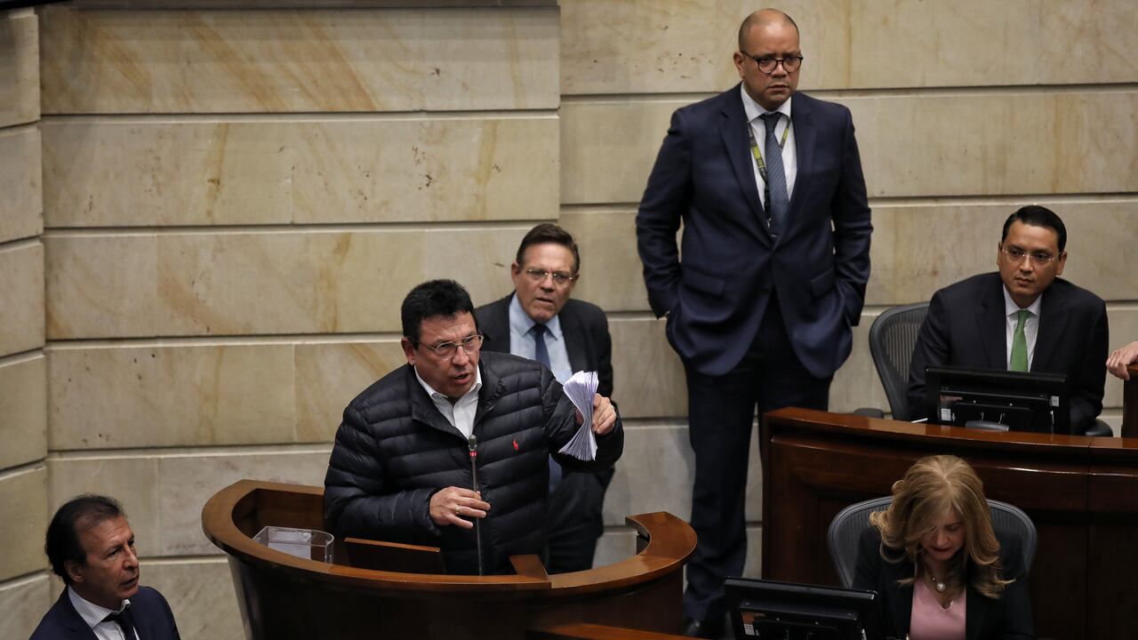 El senador Miguel Ángel Pinto fue quien notó el hecho y lo anunció.