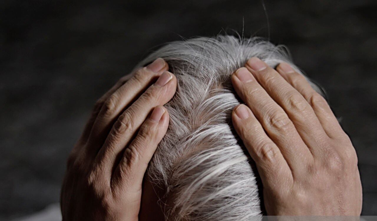 Estudios afirman que la falta de vitamina B12 está relacionado con la aparición de canas en el cabello