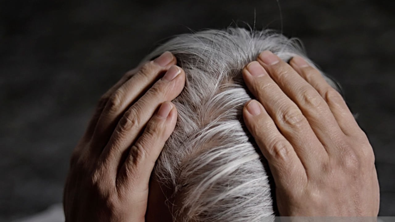 Por lo general, hombres y mujeres utilizan tintes para ocultar las canas, que socialmente son una señal de la vejez.