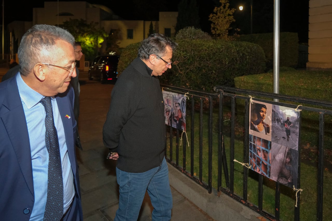 Daniel Prado Albarracín, embajador de Colombia en Bélgica, junto al presidente, Gustavo Petro, el 9 de octubre de 2025 en Bruselas