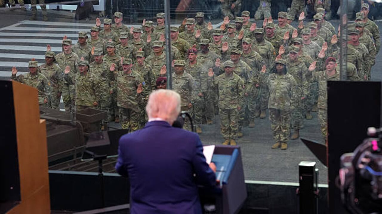 Seis políticos demócratas hicieron el llamado a las tropas a desobedecer algunas órdenes "ilegales" de Trump.
