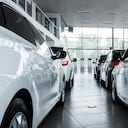 Stock de automóviles en la sala de exposición del concesionario de automóviles