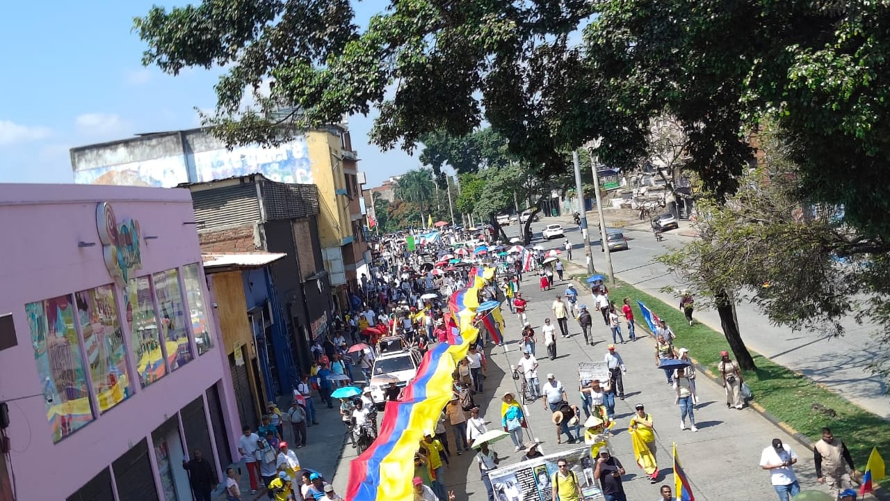 Avanza marcha hacia el centro de Cali sin alteraciones, por la Calle 5 rumbo a la Gobernación del Valle.