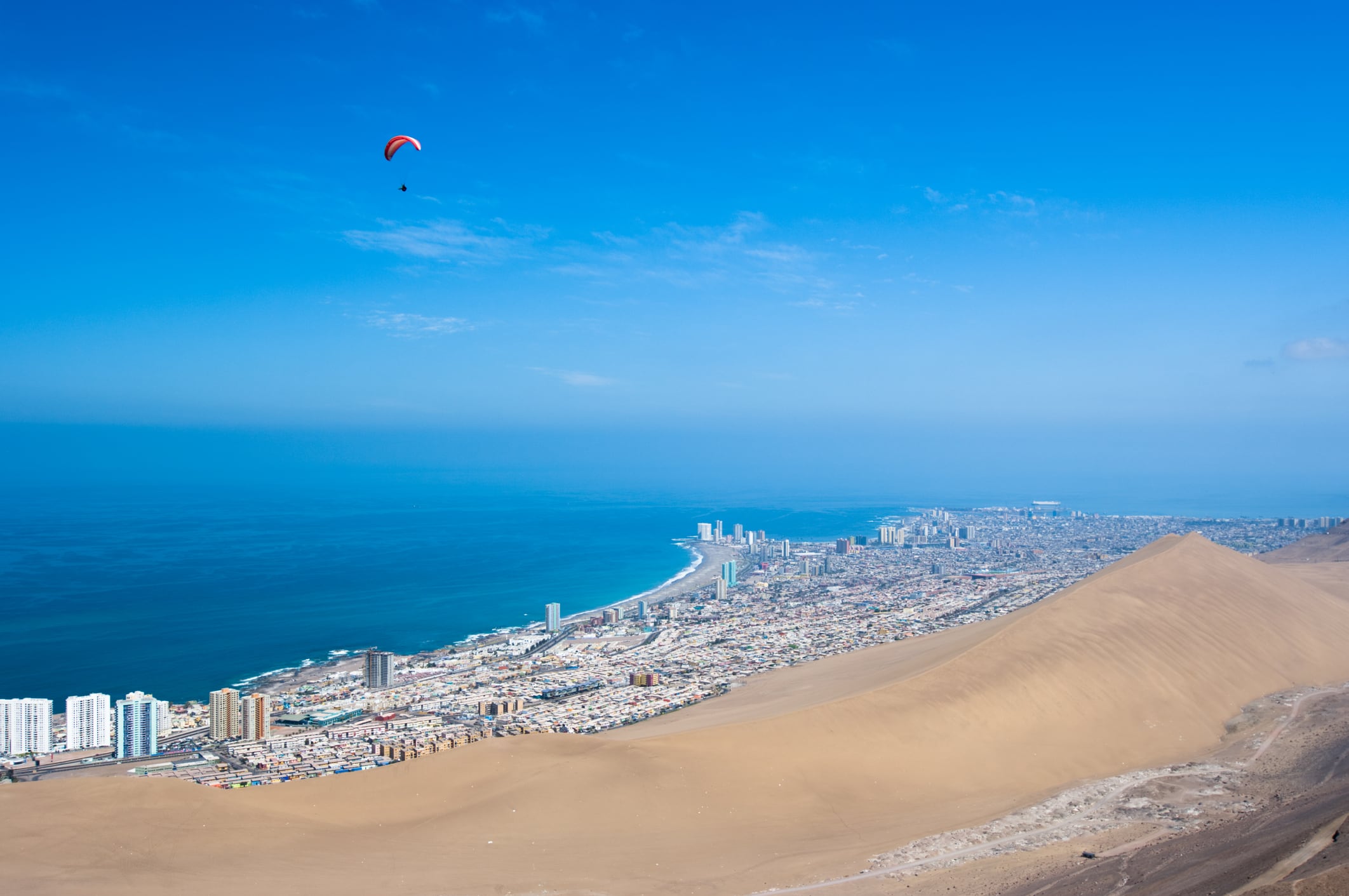 Parapente sobre Iquique, en Chile