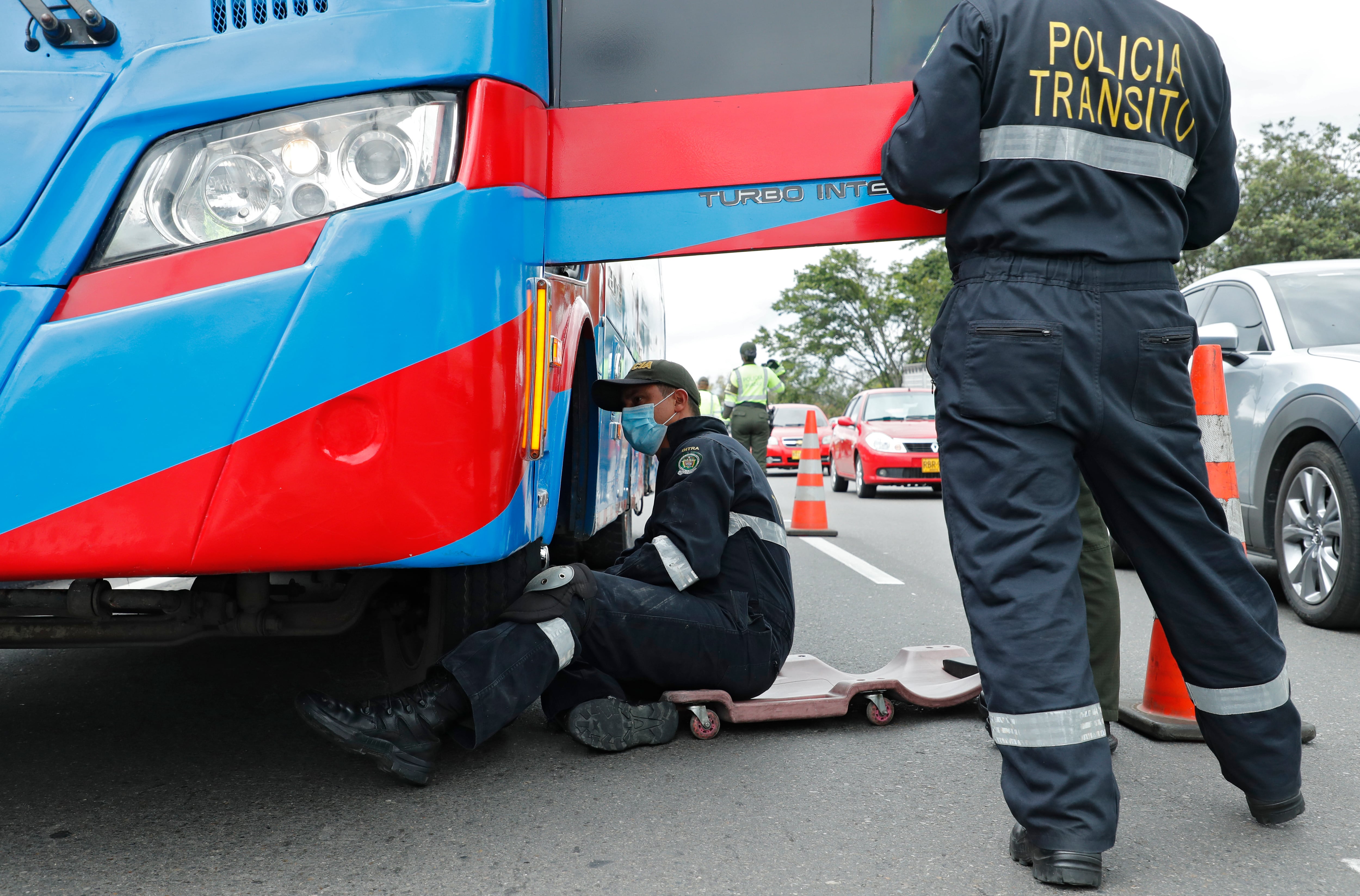 Plan éxodo de Semana Santa  tránsito y transporte Policía Nacional de carreteras
puesto de control estado mecanico transporte intermunicipal
Bogotá abril 12 del 2022
Foto Guillermo Torres Reina / Semana