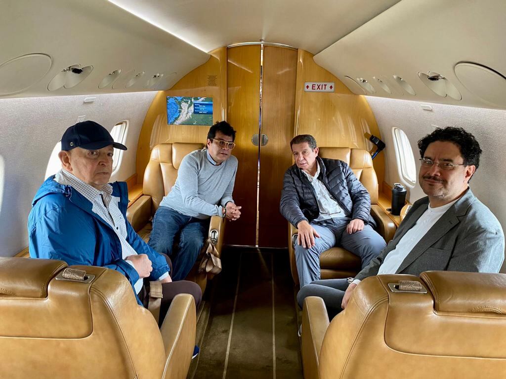 Otty Patiño; Danilo Rueda; Iván Cepeda y José Félix Lafaurie camino a Caracas (Venezuela).