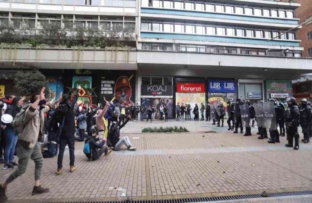 Los manifestantes al encontrarse con el Esmad salieron corriendo, lo que en algunos lugares generó estampidas. Foto: Esteban Vega