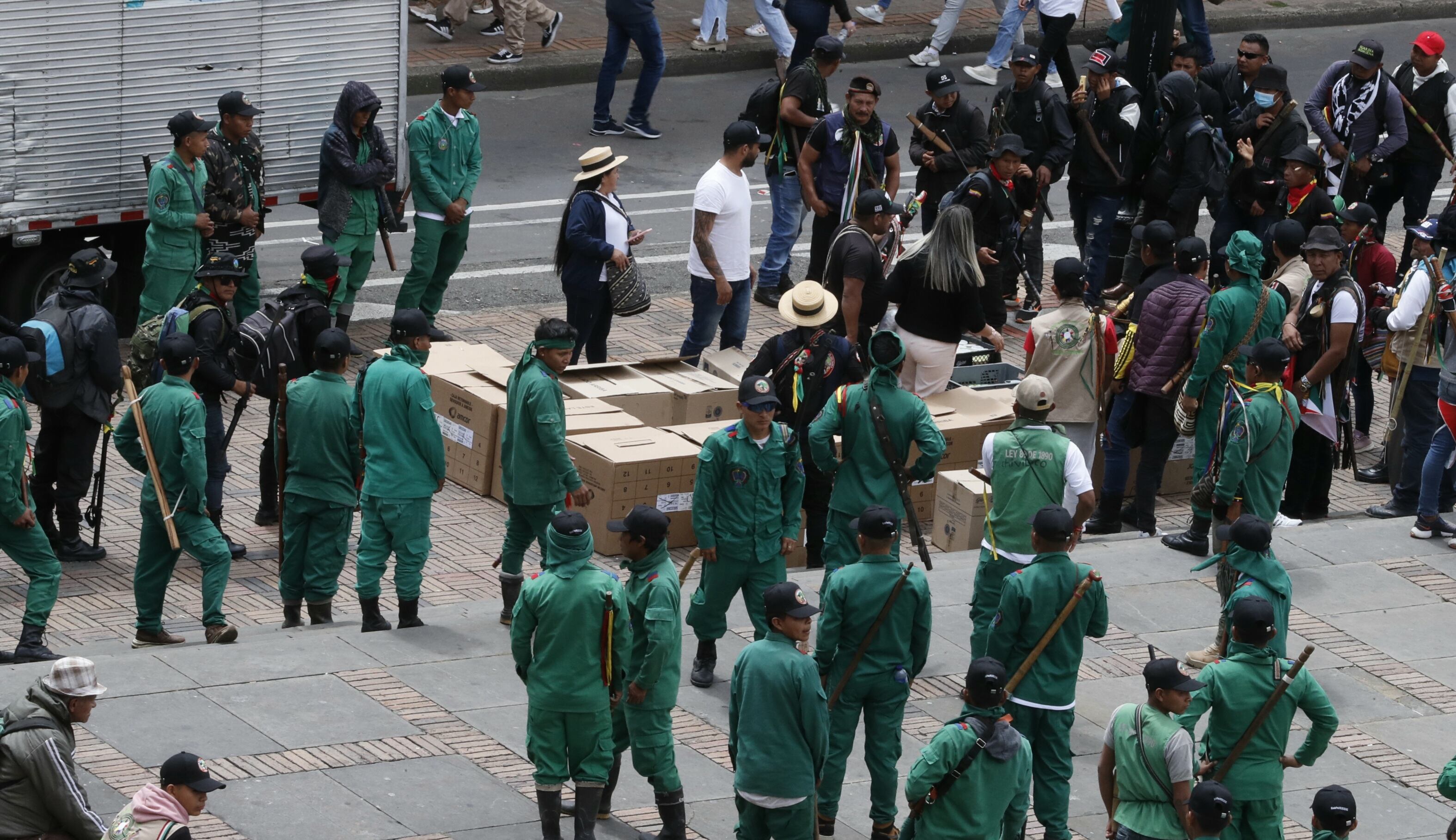 Guardia Indígena en las afueras del Congreso - Plenaria Plan de Desarrollo
