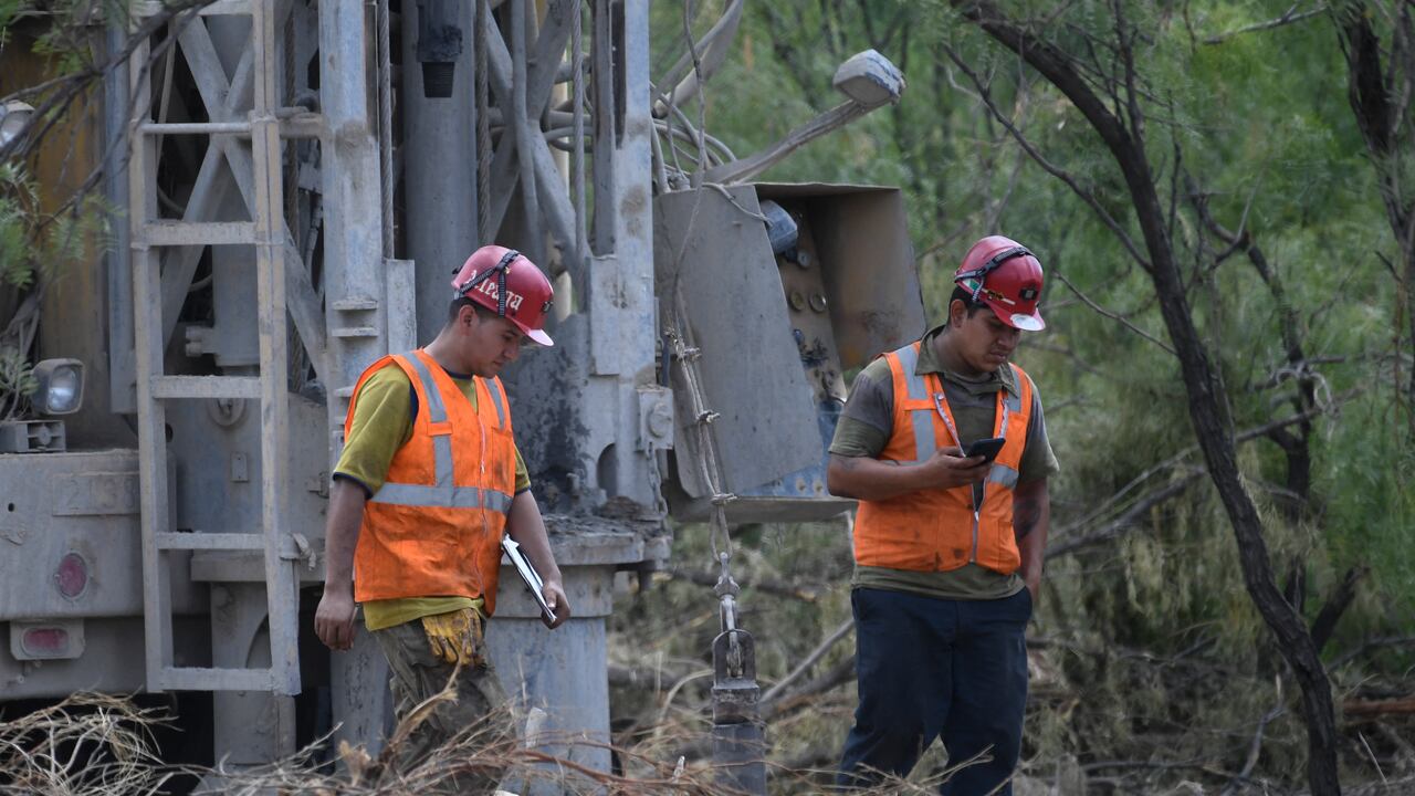 Hasta la mañana del viernes el nivel de agua en el pozo 2 había alcanzado 70 centímetros, frente a 30 metros un día después del accidente. (Photo by Pedro PARDO / AFP)