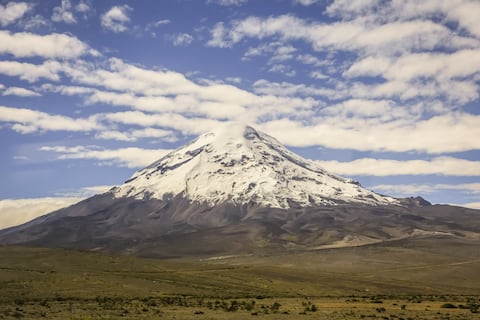El volcán Chimborazo en Ecuador tiene 6263 metros sobre el nivel del mar y está ubicado en la provincia de Chimborazo en la Sierra Sur de Ecuador.