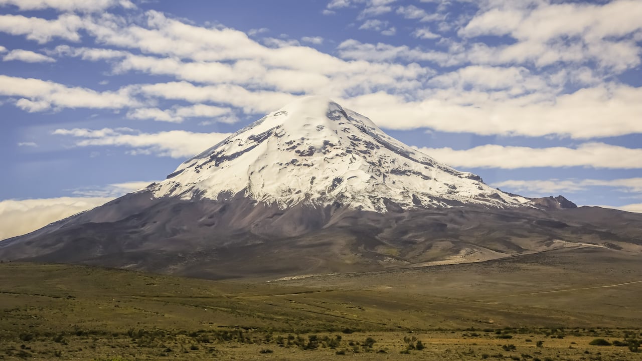 El volcán Chimborazo en Ecuador tiene 6263 metros sobre el nivel del mar y está ubicado en la provincia de Chimborazo en la Sierra Sur de Ecuador.