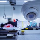 Hombre que recibe radioterapia para el tratamiento del cáncer. Máscara sobre la cara del paciente - Imagen de referencia