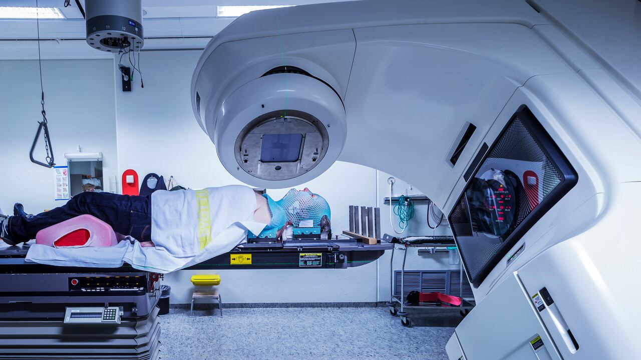 Hombre que recibe radioterapia para el tratamiento del cáncer. Máscara sobre la cara del paciente - Imagen de referencia