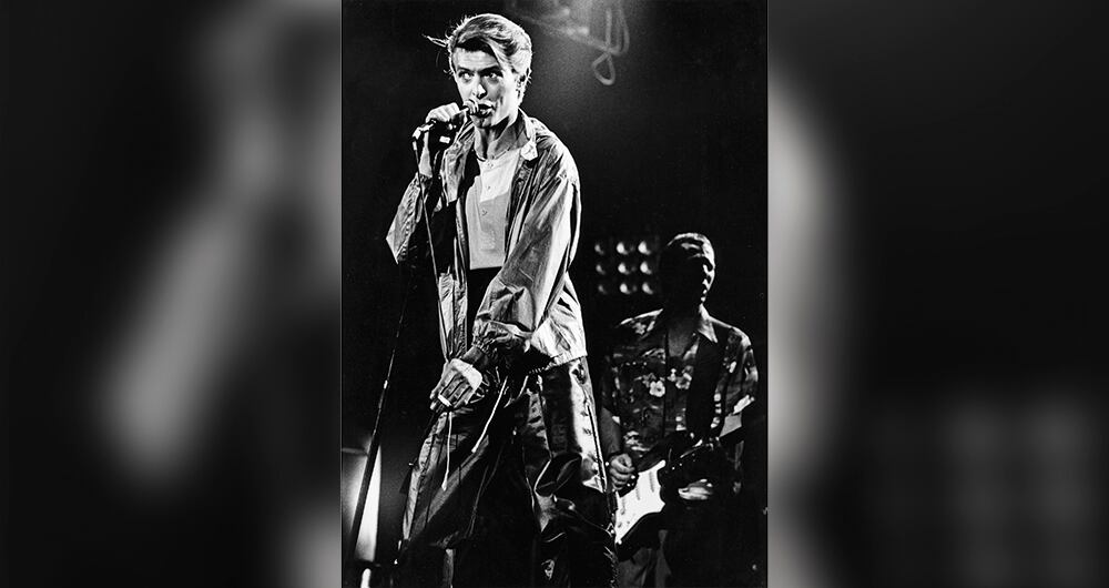 Adrian Belew fue reclutado por enormes genios como Frank Zappa, David Bowie (en la foto) y Robert Fripp.