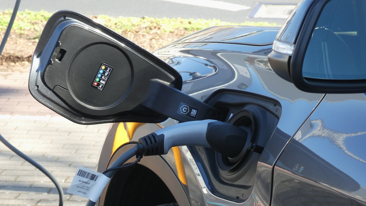 Carro eléctrico cargando. (Foto de Horst Galuschka/picture alliance via Getty Images)