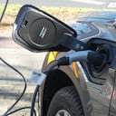 Carro eléctrico cargando. (Foto de Horst Galuschka/picture alliance via Getty Images)