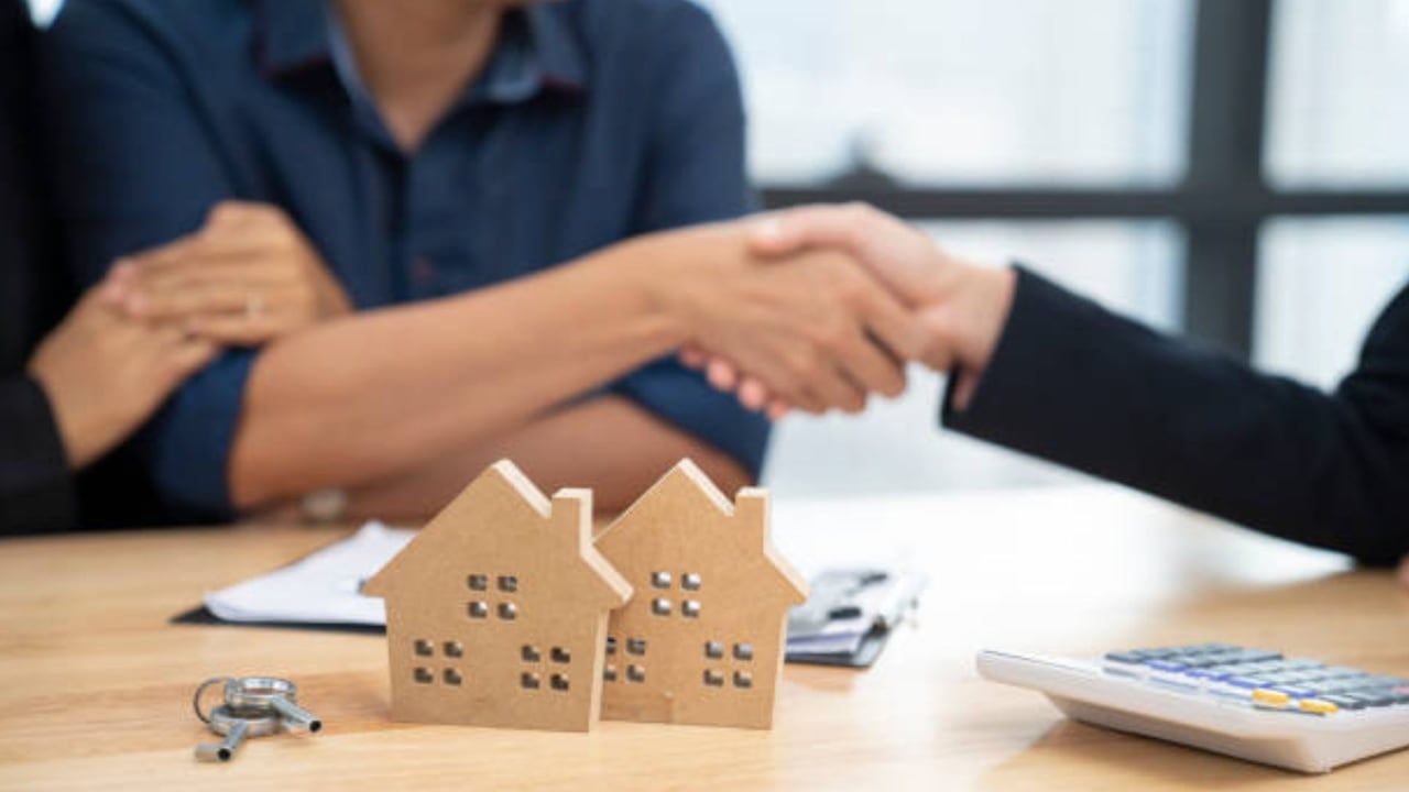 Acuerdo de compra de vivienda en procesos oficiales como los impulsados por la Alcaldía de Bogotá, que incluyen subastas de apartamentos, lotes y locales desde precios accesibles.