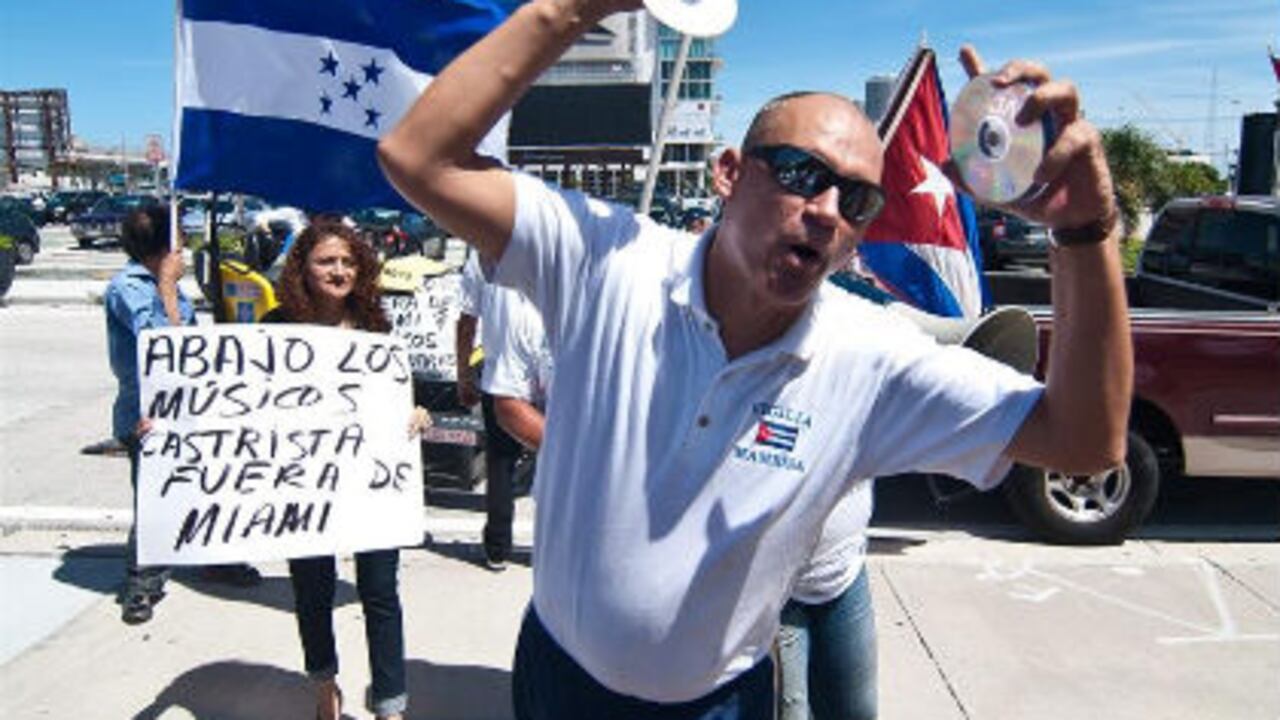 Integrantes del grupo del exilio cubano en EE.UU. Vigilia Mambisa protestaron el viernes frente al American Airlines Arena en Miami (EE.UU.). El grupo trituró una veintena de discos del cantautor Pablo Milanés con una aplanadora, martillos y piedras, antes del primer concierto que el artista dio en la ciudad, el sábado.