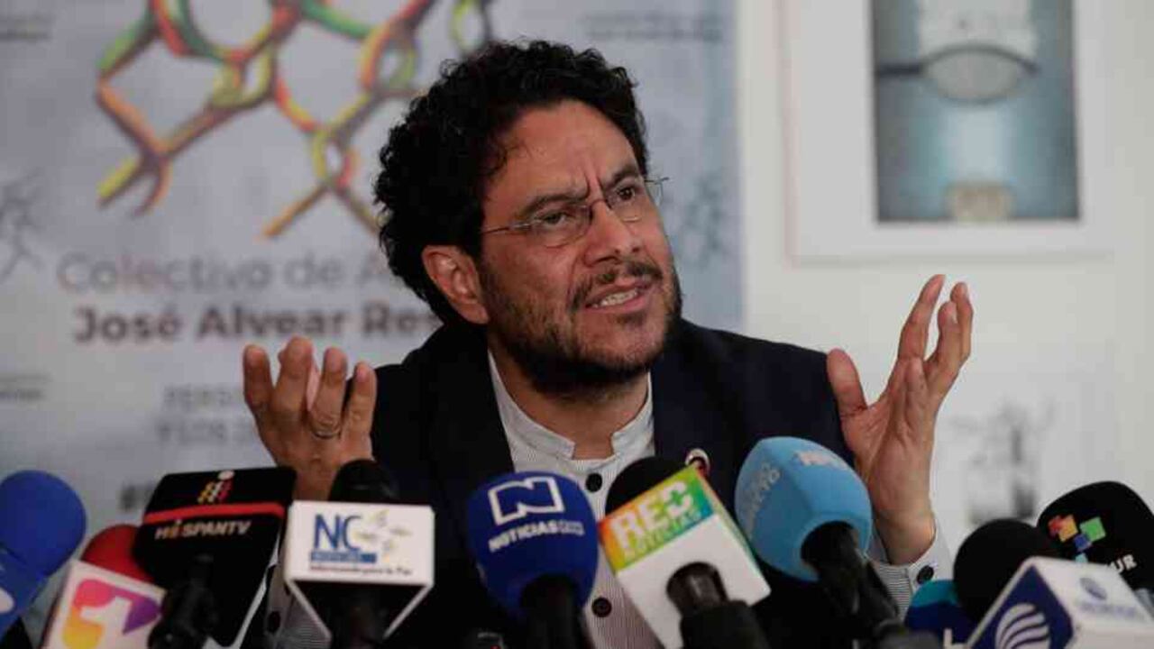 El senador del Polo Democrático no votará en caso de que se ponga en consideración del Senado la renuncia de Uribe a su curul. Se declarará impedido.