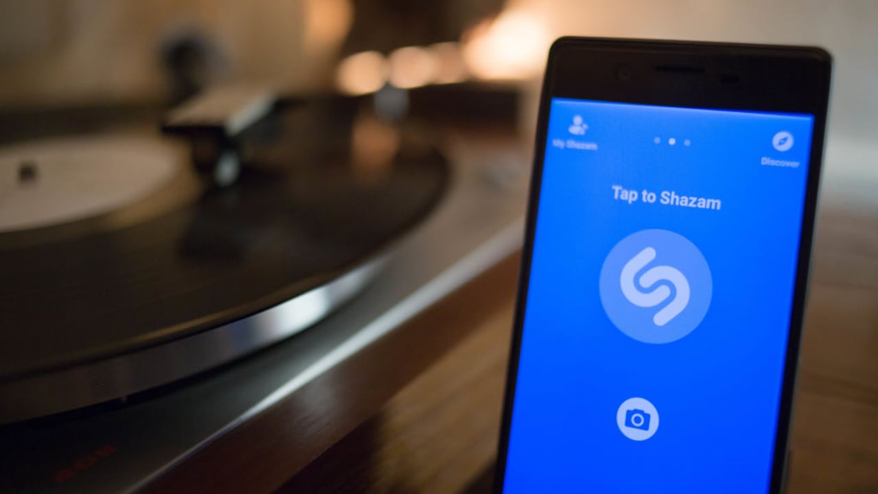 Chris Barton y Avery Wang dedicaron un año a desarrollar la tecnología detrás de Shazam, superando desafíos técnicos para crear un algoritmo revolucionario.