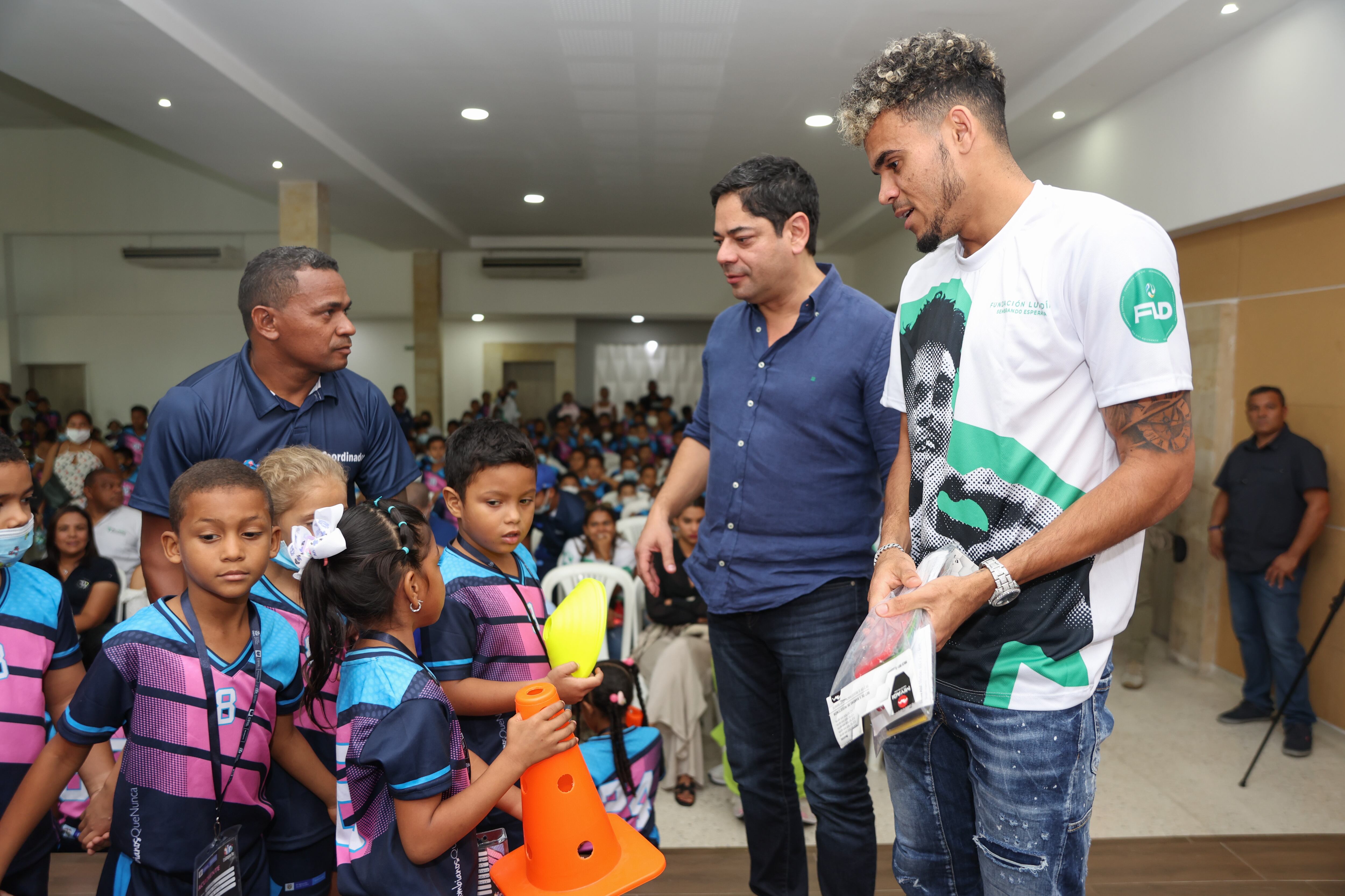Luis Díaz, jugador del Liverpool, recalcó en la importancia de apoyar el deporte a temprana edad y se comprometió a seguir respaldando el deporte de su departamento y sacando la cara por su región, tanto en su club inglés y en la Selección Colombia.