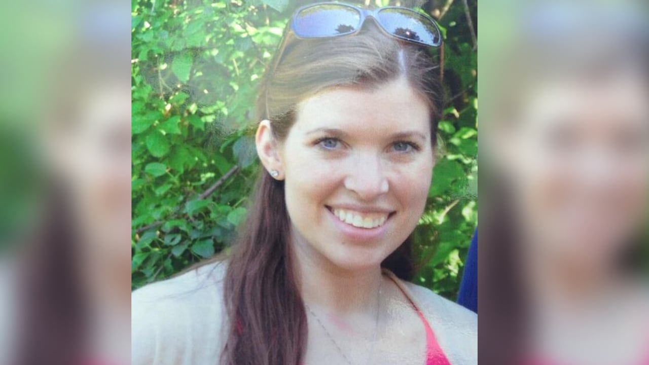 Colleen Ritzer, la profesora violada y asesinada al interior de una escuela en EE. UU.. Su victimario, un estudiante ahora condenado a 40 años de prisión.