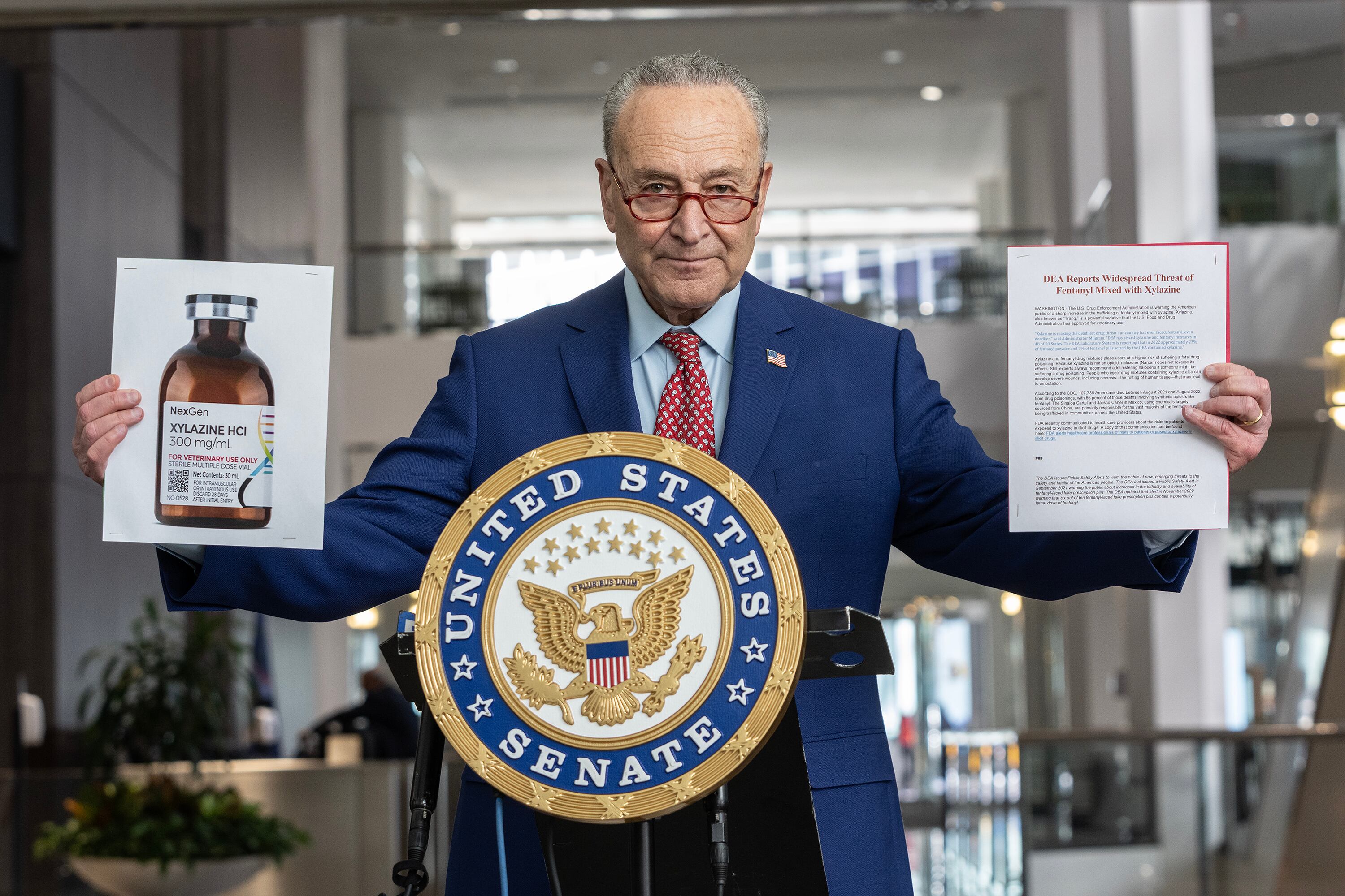 El senador estadounidense Charles Schumer habla mientras sostiene fotos de una botella con la droga xilazina y una carta emitida por la Administración de Control de Drogas (DEA) alertando de la amenaza de que el fentanilo se mezcle con xilazina durante la sesión informativa en 875 3rd Lobby de Avenue en Manhattan sobre la droga xilazina relacionada con muertes por sobredosis.