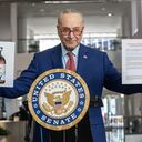 El senador estadounidense Charles Schumer habla mientras sostiene fotos de una botella con la droga xilazina y una carta emitida por la Administración de Control de Drogas (DEA) alertando de la amenaza de que el fentanilo se mezcle con xilazina durante la sesión informativa en 875 3rd Lobby de Avenue en Manhattan sobre la droga xilazina relacionada con muertes por sobredosis.