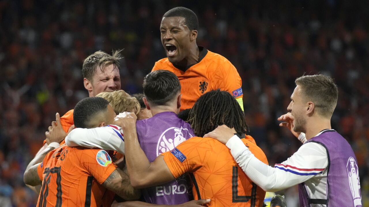 Los jugadores de Holanda celebran luego que Denzel Dumfries anotó el tercer gol en la victoria 3-2 ante Ucrania en la Eurocopa, el domingo 13 de enero de 2021.
