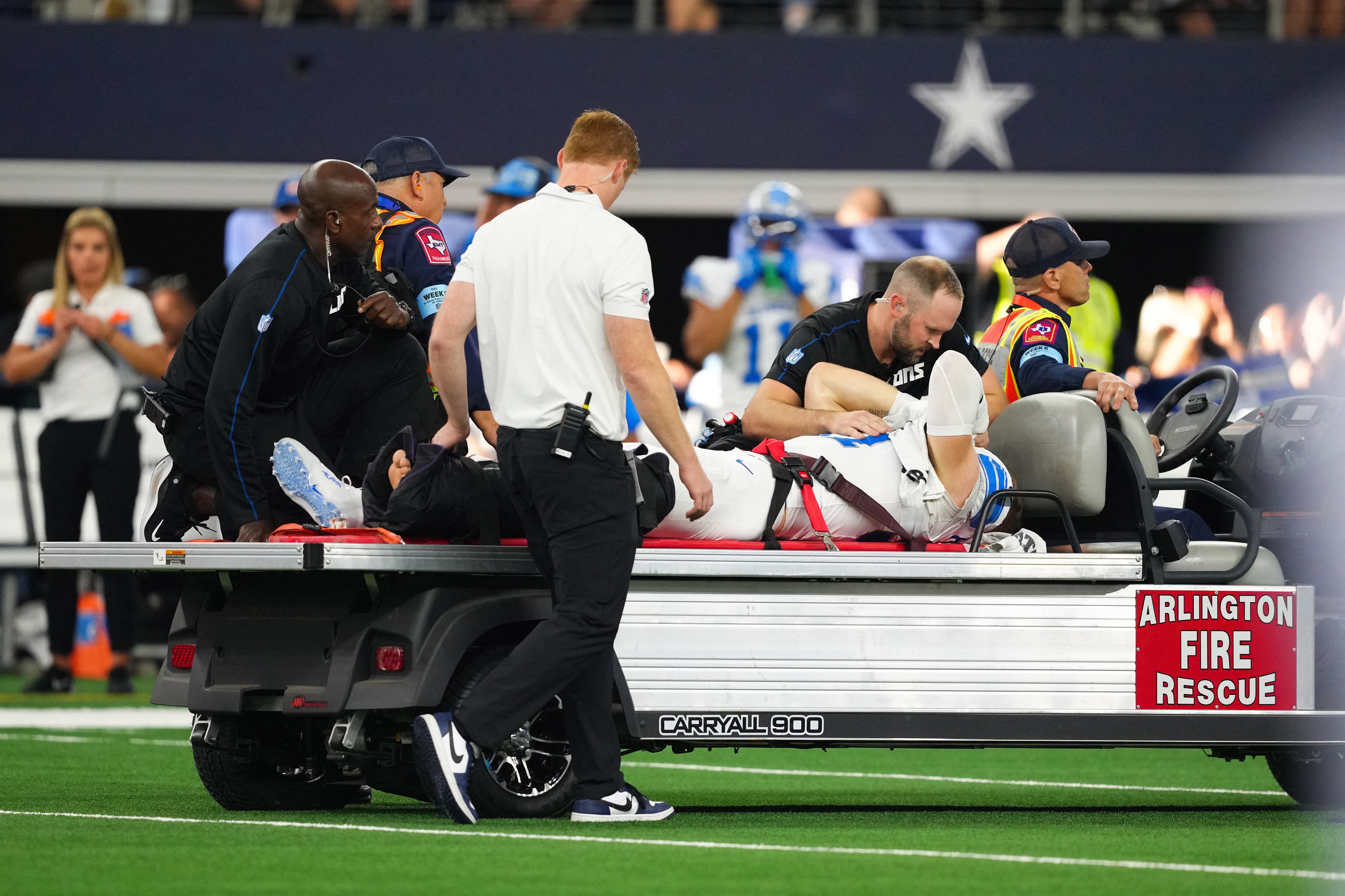 Aidan Hutchinson #97 de los Detroit Lions es retirado del campo en un carrito médico después de lesionarse la pierna en una jugada en el tercer cuarto de un partido contra los Dallas Cowboys en el AT&T Stadium el 13 de octubre de 2024 en Arlington, Texas.