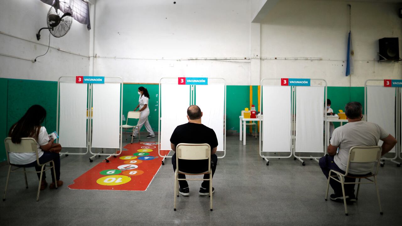 Los médicos esperan ser inoculados con la vacuna Sputnik V COVID-19 en una escuela pública de Bernal, en las afueras de Buenos Aires, Argentina, mientras el país comienza a vacunar a los trabajadores de la salud contra el nuevo coronavirus. (Foto AP / Natacha Pisarenko)