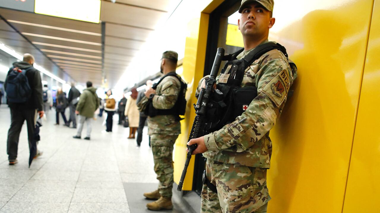 Miembros de la Guardia Nacional del Ejército de EE. UU. vigilan en la estación Penn en la ciudad de Nueva York el 7 de marzo de 2024.