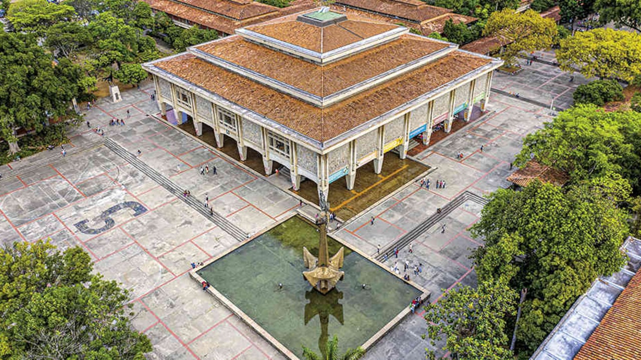 En la Universidad de Antioquia, los edificios de la antigua Escuela de Derecho y de la Facultad de Medicina, fueron restaurados para su conservación. Foto: cortesía Universidad de Antioquia.