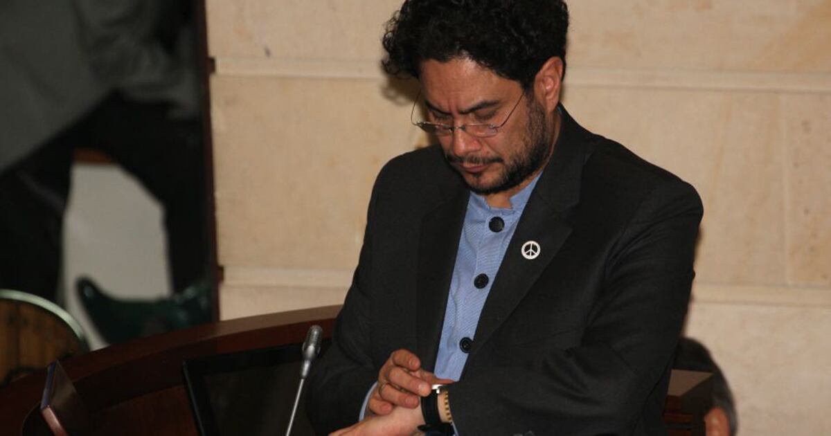 Iván Cepeda, contando los minutos para arrancar su anhelado debate. Foto: León Darío Peláez / SEMANA