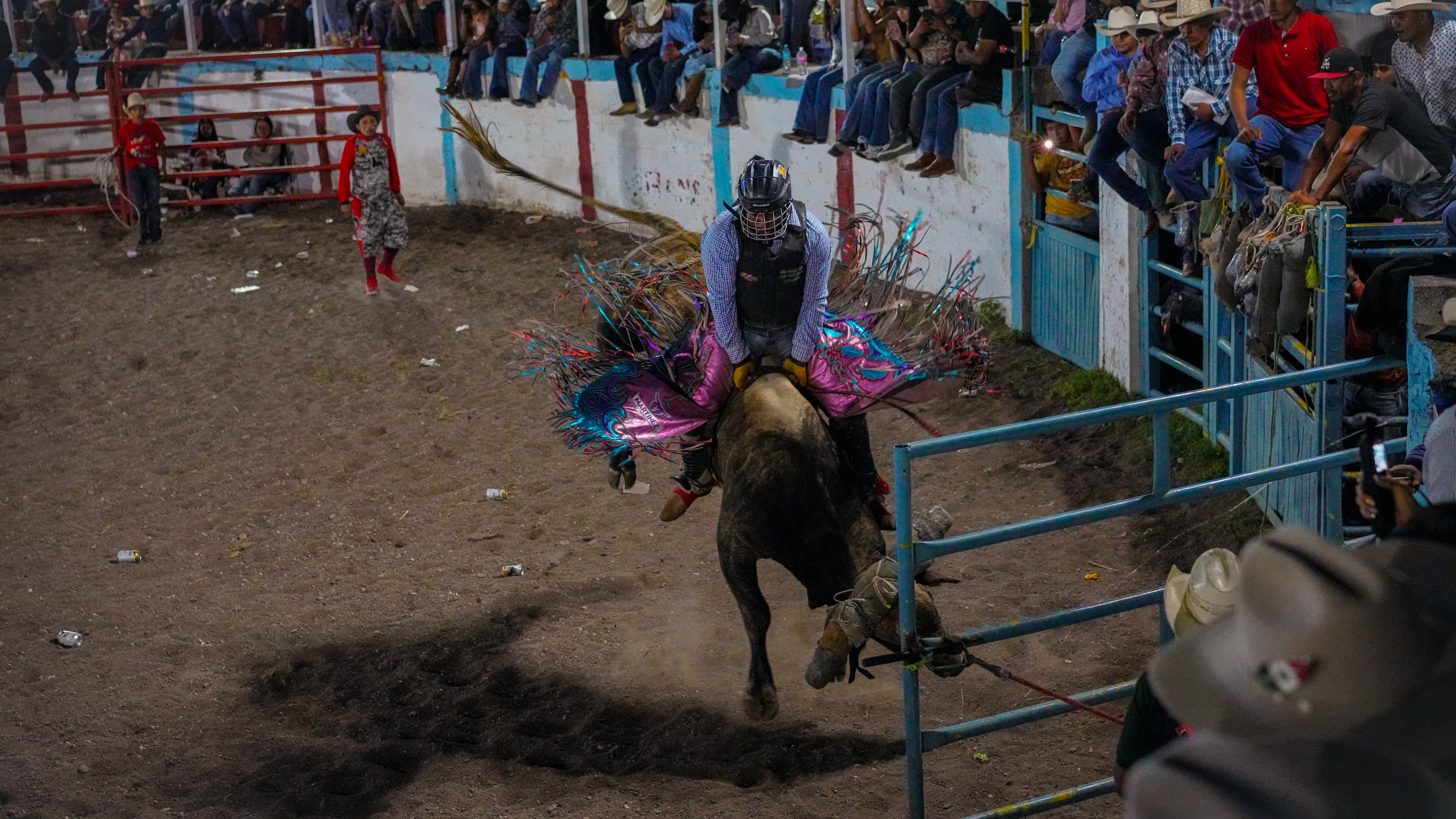 Los jinetes del jaripeo potosino no solo montan toros, también dominan el peligro con la destreza y el orgullo que solo se heredan en los ruedos de San Luis.