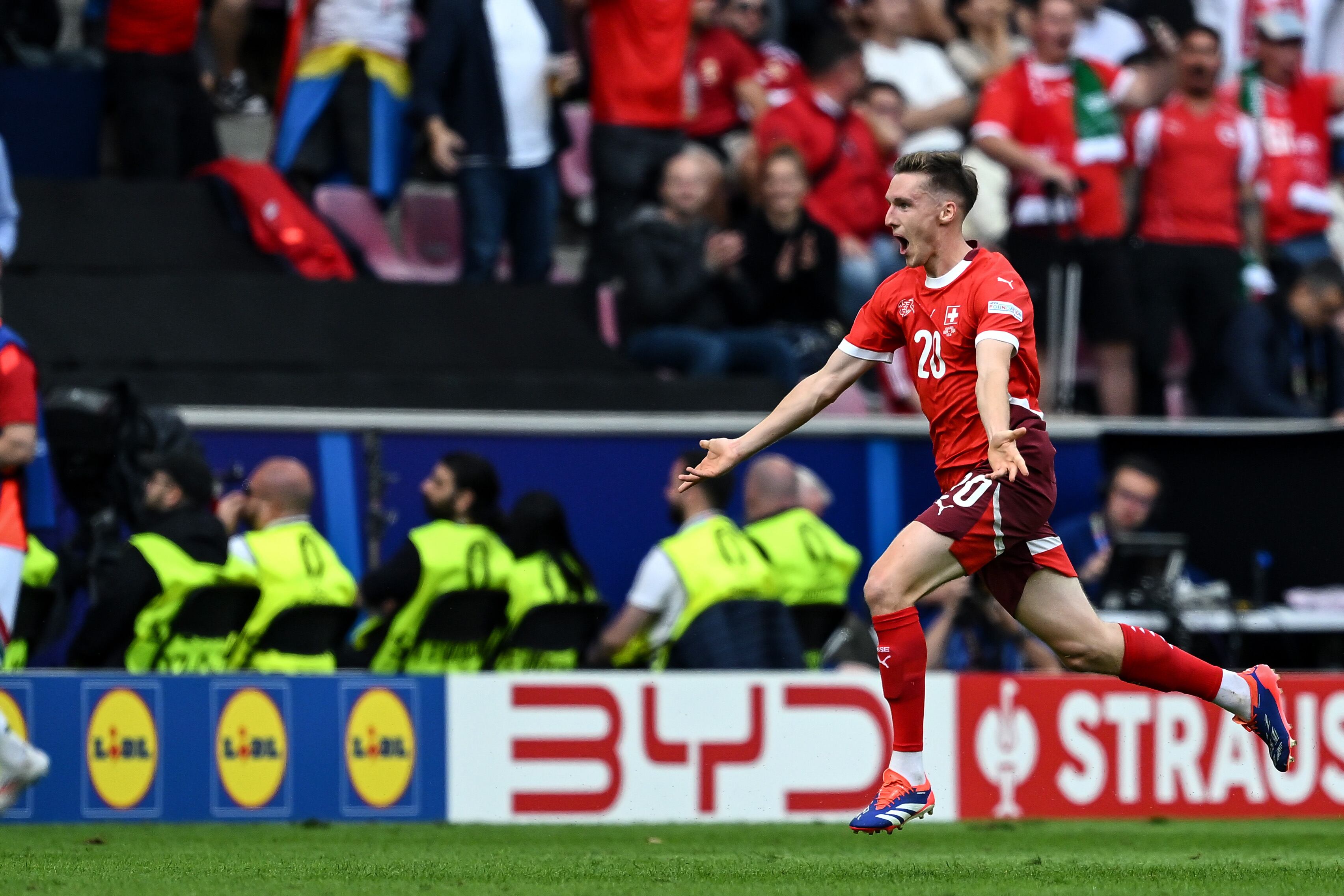 Michel Aebischer consiguió asistencia y gol en su debut en Eurocopas.