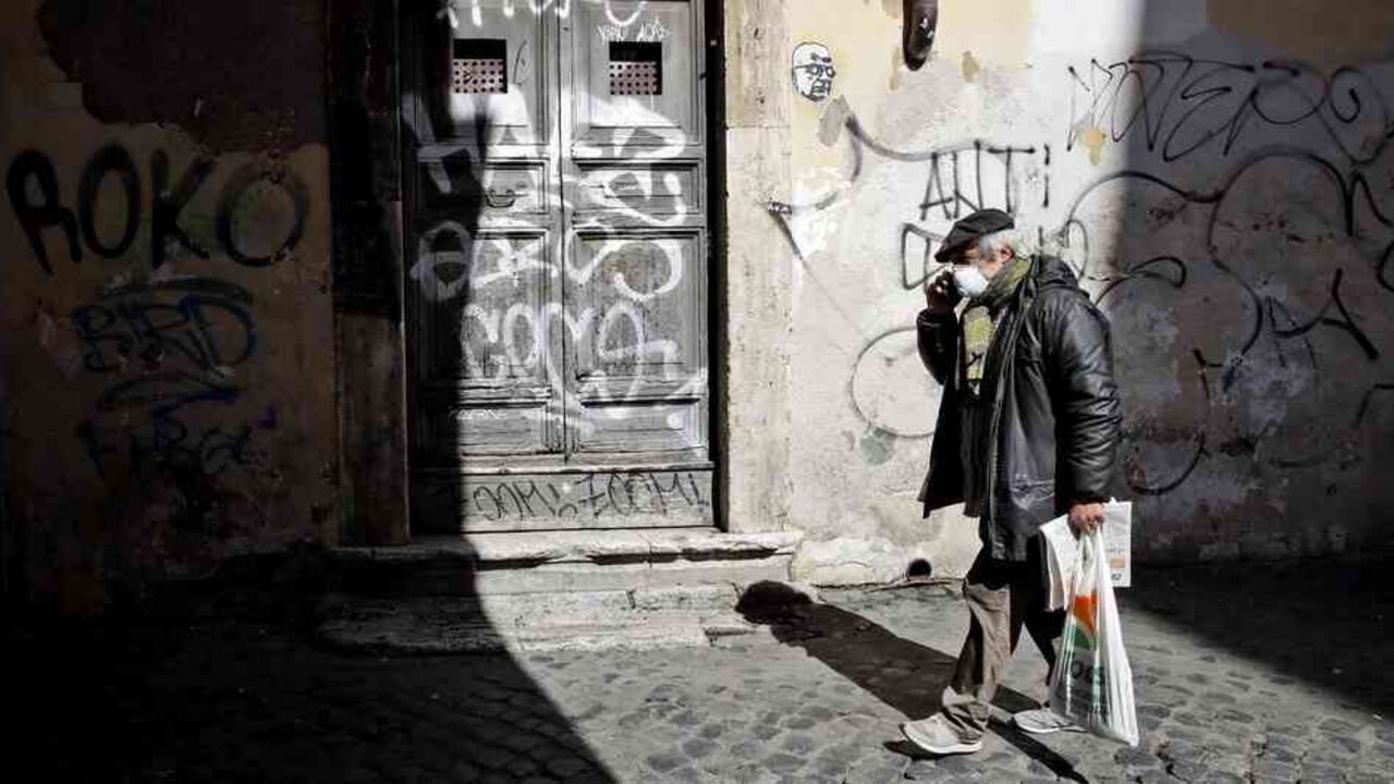 En Italia, de acuerdo con el médico Salaroli, el colapso del sistema los ha llevado a escoger qué pacientes salvar. "No estamos en condiciones de hacer milagros", dijo. Foto: AP.