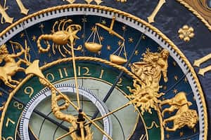 Alemania - 28 de agosto de 2021. Primer plano del reloj astronómico en el antiguo ayuntamiento de Ulm.