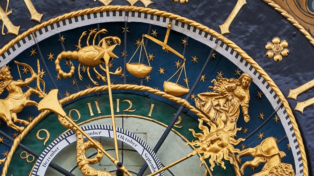 Alemania - 28 de agosto de 2021. Primer plano del reloj astronómico en el antiguo ayuntamiento de Ulm.