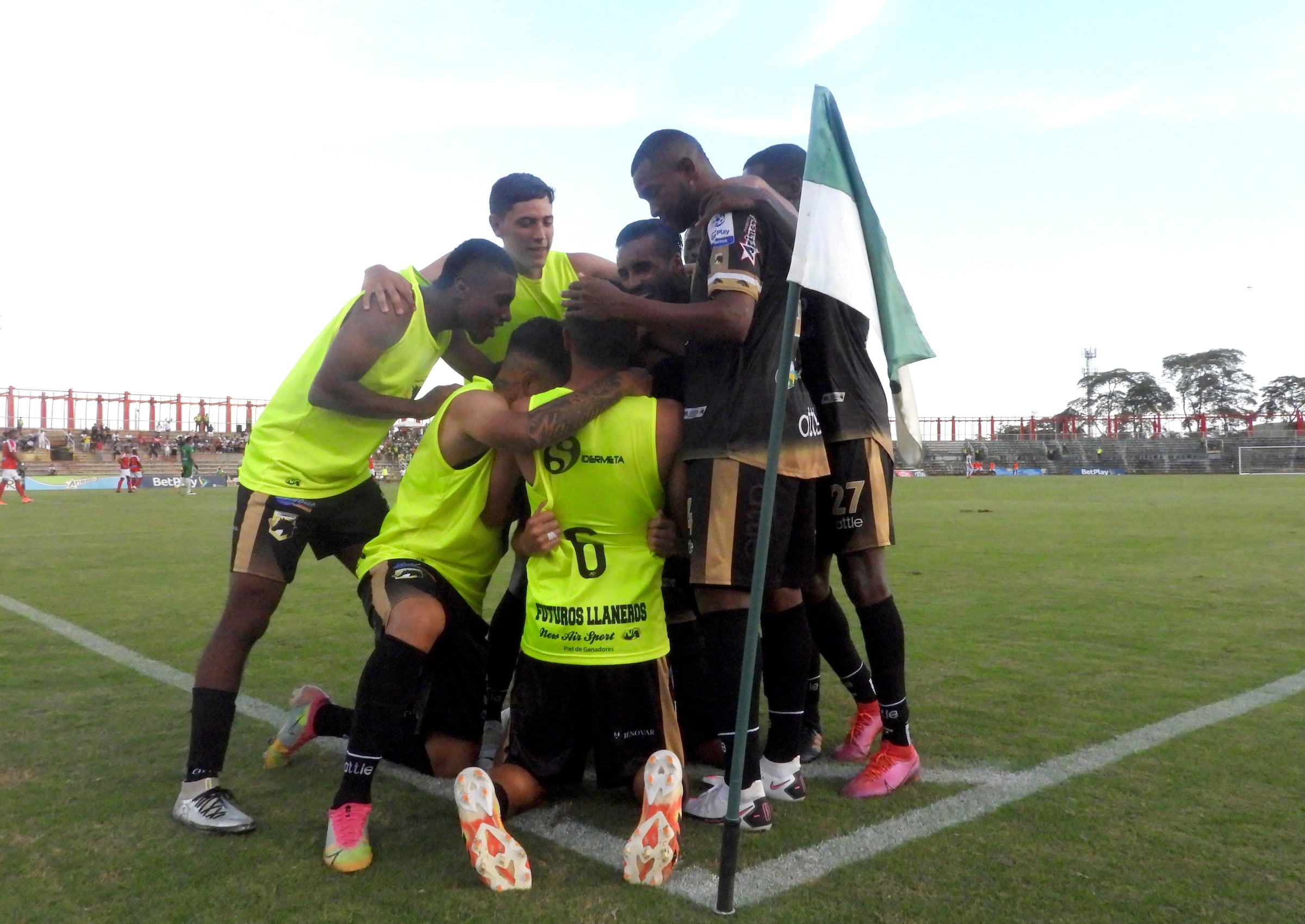SANTA MARTA- COLOMBIA,26-09-2021:Unión Magdalena y Barranquilla durante partido por  fecha 10 del Torneo BetPlay DIMAYOR II 2021 jugado en el estadio Sierra Nevada de Santa Marta./ Union Magdalena and Barranquilla during the date 10 of the BetPlay DIMAYOR II 2021 Tournament played at the Sierra Nevada Stadium in Santa Marta. Photo: VizzorImage. / Gustavo Pacheco / Contribuidor