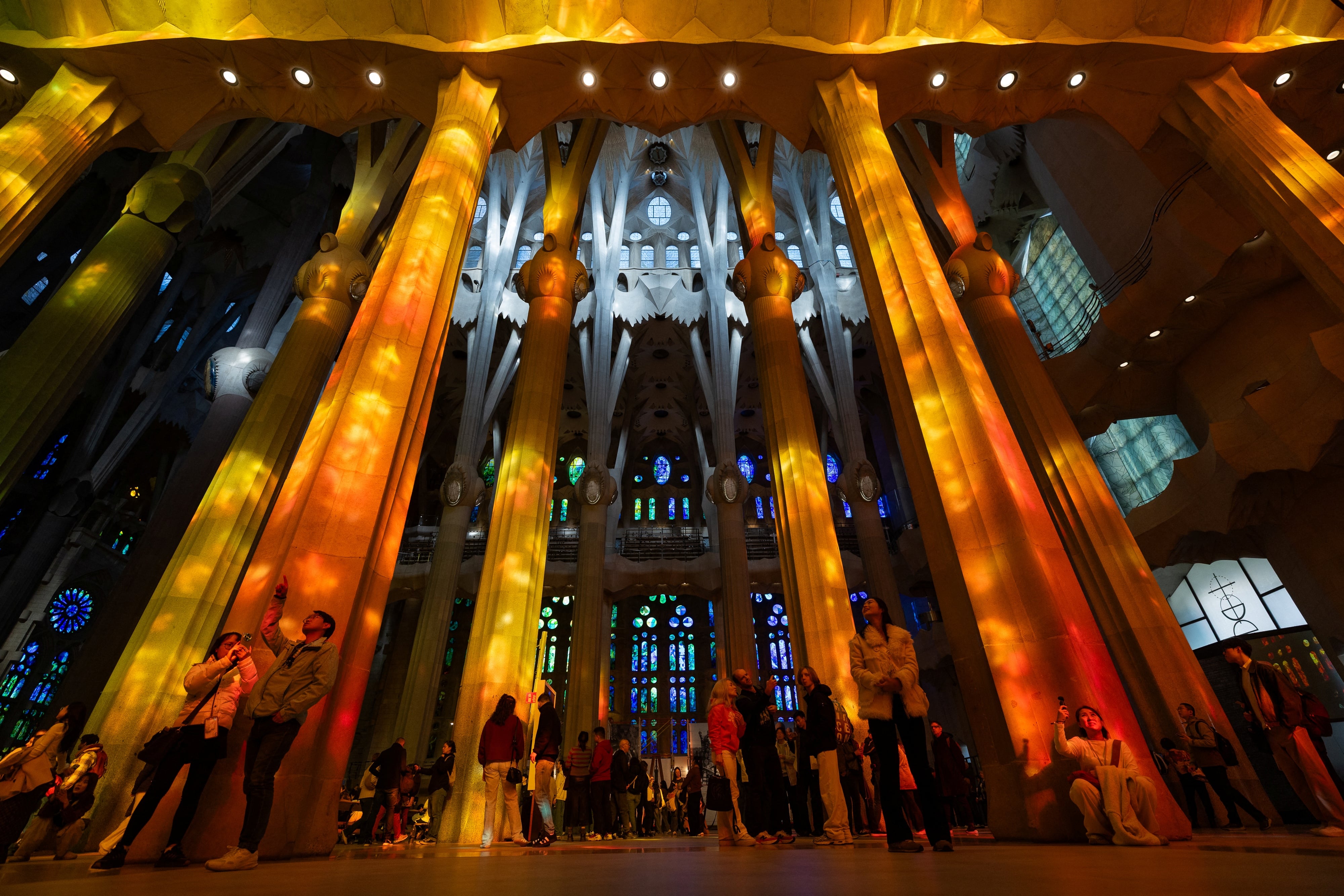 Turistas visitan la Basílica de la Sagrada Familia, obra del arquitecto español Antoni Gaudí, en Barcelona el 3 de febrero de 2026. Foto:  Josep LAGO / AFP